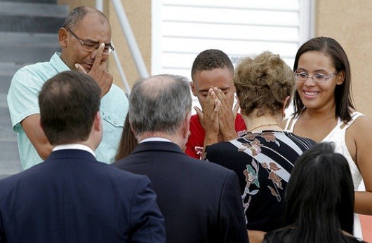 Família se emociona ao receber chave das mãos de Dilma