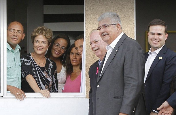 Presidente entrega casa a família. Foto: Mateus Pereira