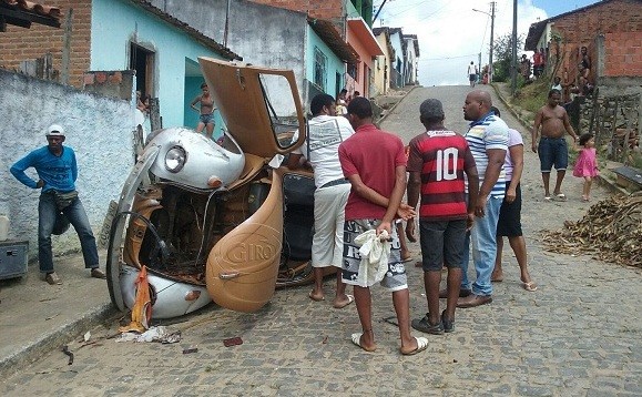Fusca tombou na Rua São Bartolomeu. Foto: Giro em Ipiaú