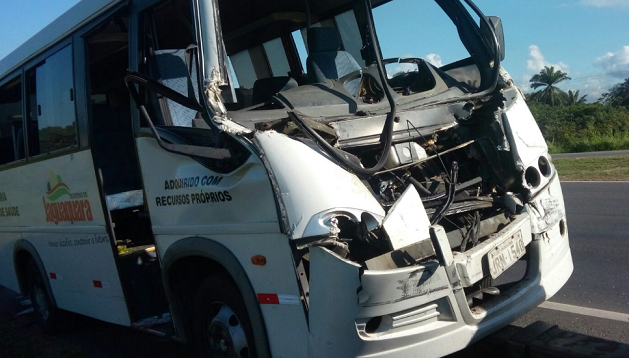 Micro-ônibus da Prefeitura bate na traseira de um caminhão