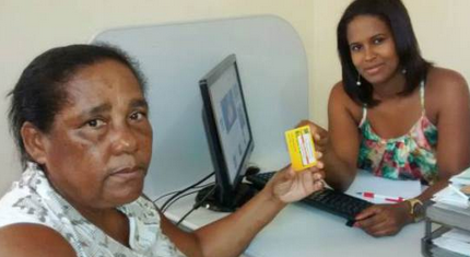 Vanja Célia entrega cartão do Bolsa Família. Foto: Mutuípe Agora