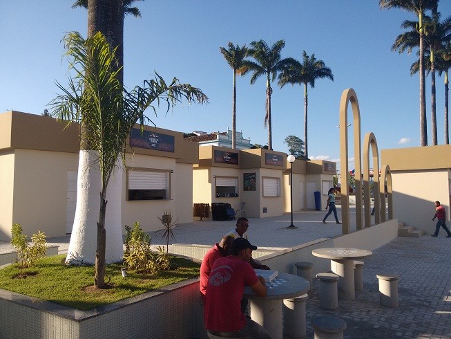 Praça é dotada de quiosques, fonte e ponto de táxi 