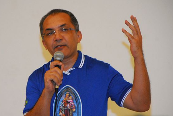Padre Vitor Menezes alfineta políticos. Foto: Ari Moura Júnior