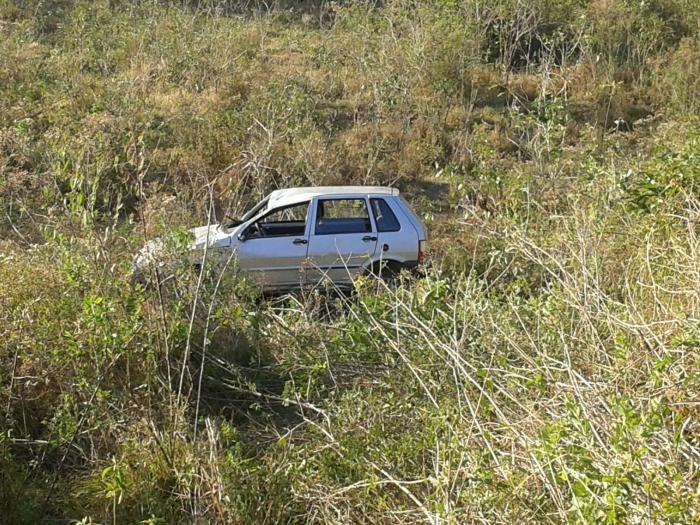 Carro Uno precipitou-se em ribanceira. Foto: Ipiaú Online