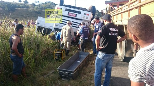 Caminhão tombou em uma curva. Foto: Voz da Bahia