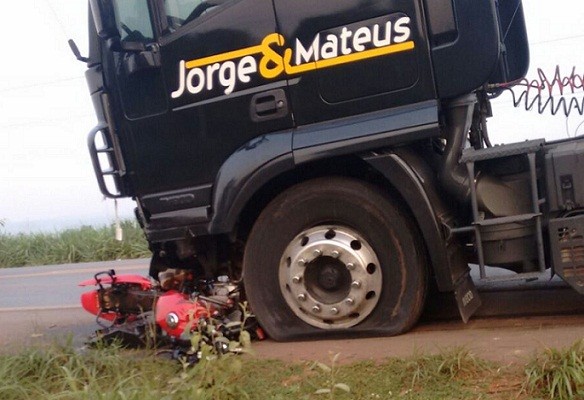 Carreta destruiu motocicleta. Foto: Divulgação / Ascom PRF