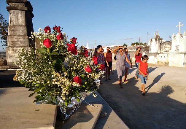 Familiares levam flores aos túmulos. Foto: Blog Marcos Frahm