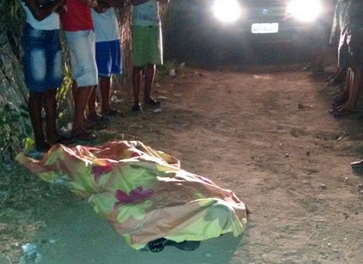 Homem morto na porta de casa. Foto: Site Amargosa News