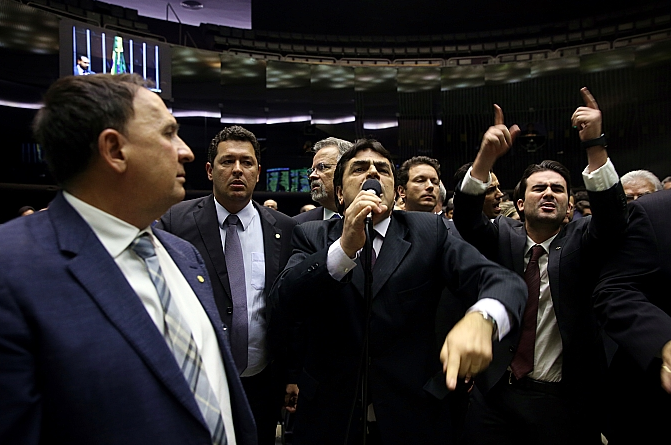 Sessão de votação foi tensa. Foto: Thyago Marcel/Câmara dos Deputados