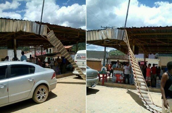 Estrutura quase atinge carros. Foto: Tio Dea, leitor 