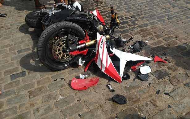Moto Honda CBR destruída. Fotos: Blog Marcos Frahm