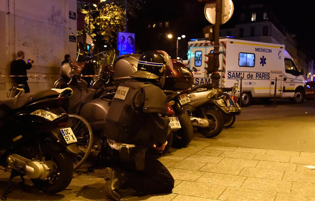 Policiais na esquina do Bataclan, onde mais de 100 foram mortos .Foto: AFP