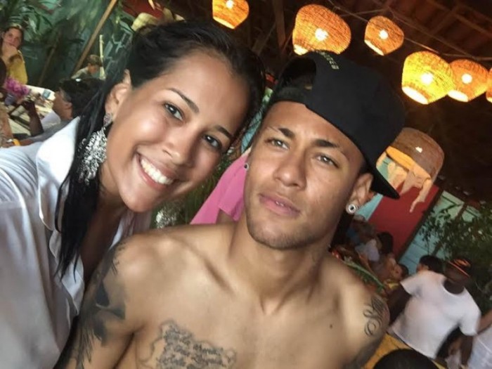 Atacante Neymar é tietado por fã em Ilha. Foto: Reprodução