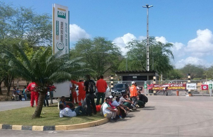 Trabalhadores impedidos de entrar. Fotos: Repórter Uberlan Costa