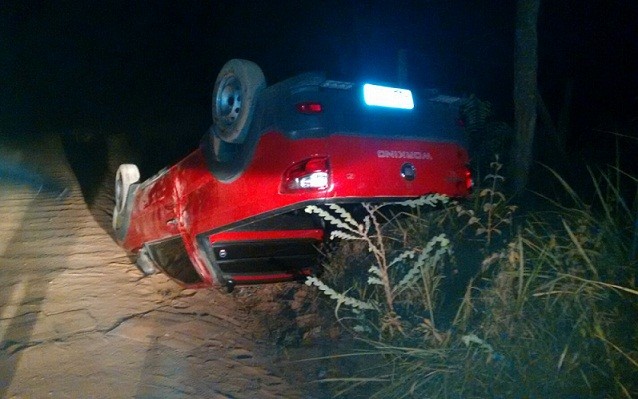 Pick-up Fiat Strada capotou em estrada vicinal 