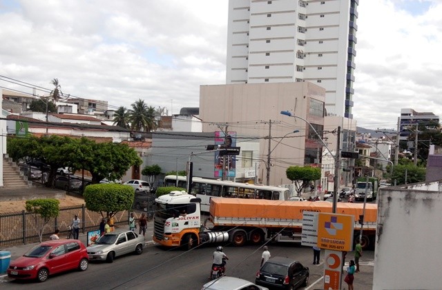 Carreta fez um ''L'' na Rio Branco. Foto: Souza Andrade