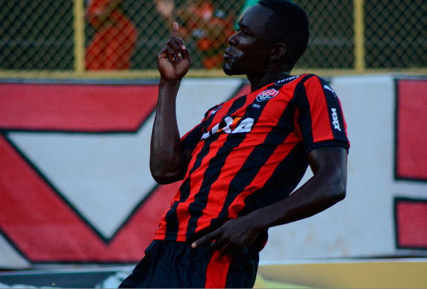 Zagueiro Kanu marcou gol que deixa Vitória na porta da Série A