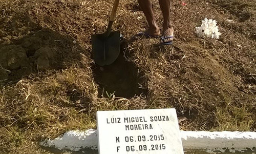 Bebê decapitado foi sepultado. Foto: Itapetinga na Mídia 