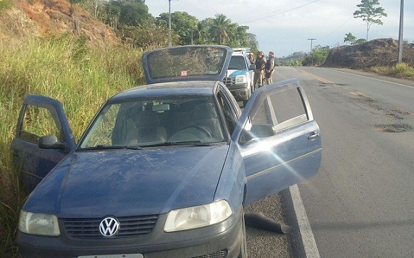 Trio foi preso a bordo de carro Gol. Foto: Polícia Militar