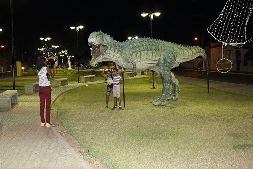 Praça do Dinossauro tem iluminação instalada