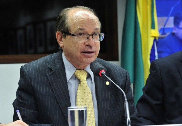 Roberto elogia Tânia Britto. Foto; Câmara dos Deputados