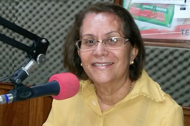 Tânia Britto fala na Rádio 93 FM. Foto: Edher Ramos