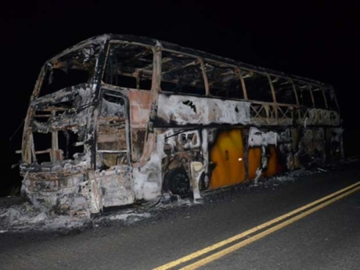 Fogo destruiu ônibus. Foto: Maurílio Garcia/Site Cocobongo