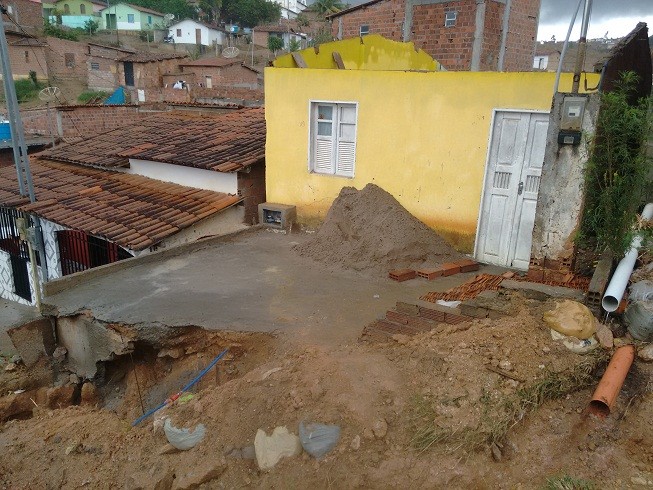 Casa destelhada é encontrada pela reportagem após chuva