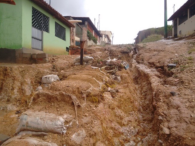 Deslizamento deixou casas na eminência de desabamento 