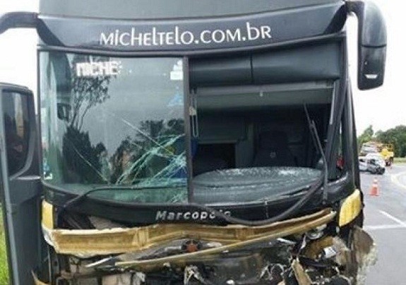 Ônibus do cantor depois do acidente na BR-376. Foto: WhatsApp