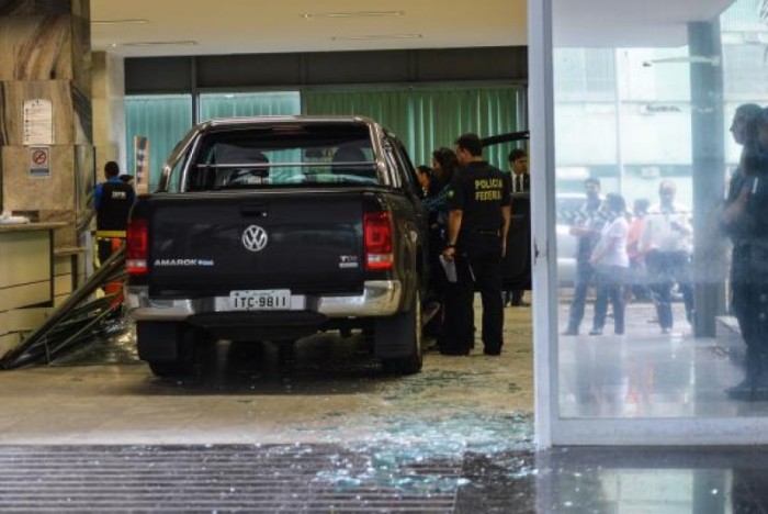 Caminhonete invade Ministério. Foto: Agência Brasil