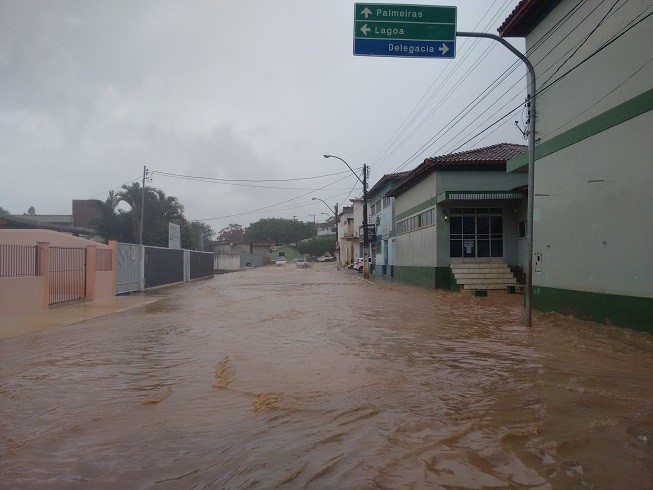 Chuva alagou rua em frente à Câmara. Foto: Blog Marcos Frahm