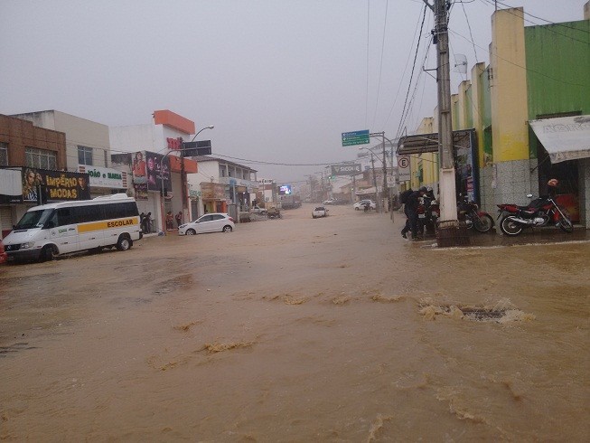 Praça Guilherme Silva foi mais uma vez tomada pela água da chuva