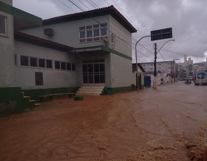 Água da chuva invadiu todo o Centro de Jaguaquara 
