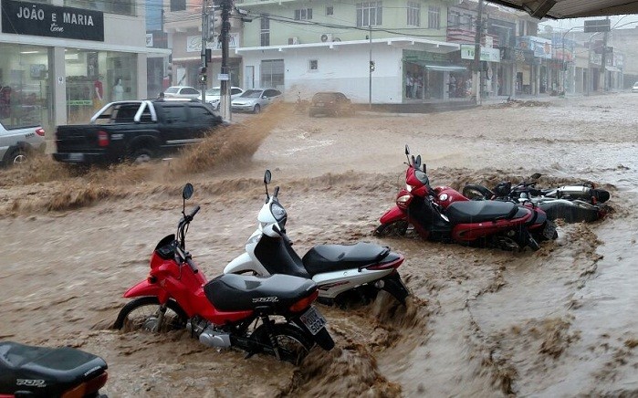 Motos foram arrastadas durante a chuva. Fotos: Ramon Oliveira / BMF