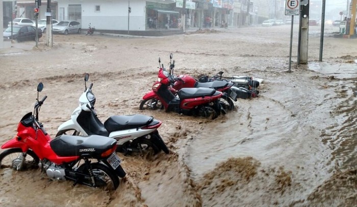 Água da chuva desceu com força na Rua Gomes Pita, Centro da cidade