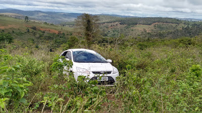 Veículo Focus caiu em ribanceira. Foto: Reprodução / Itiruçu Repórter