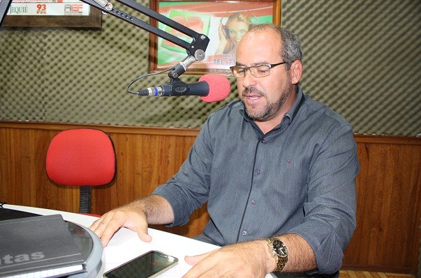 Giuliano em entrevista à Rádio 93FM. Foto: Blog Marcos Frahm