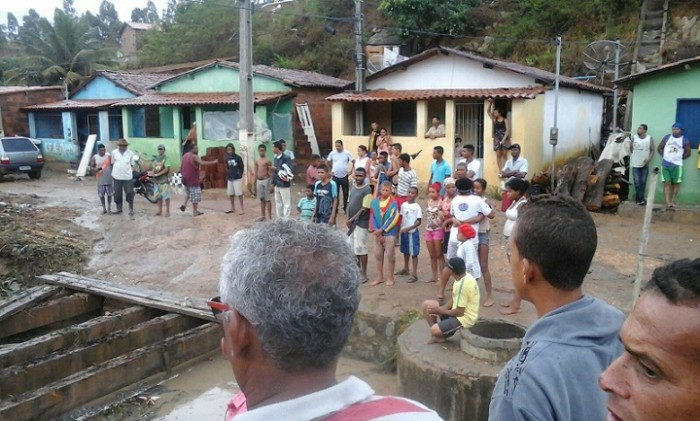 Ponte de madeira foi destruída na Rua Abílio Procópio 