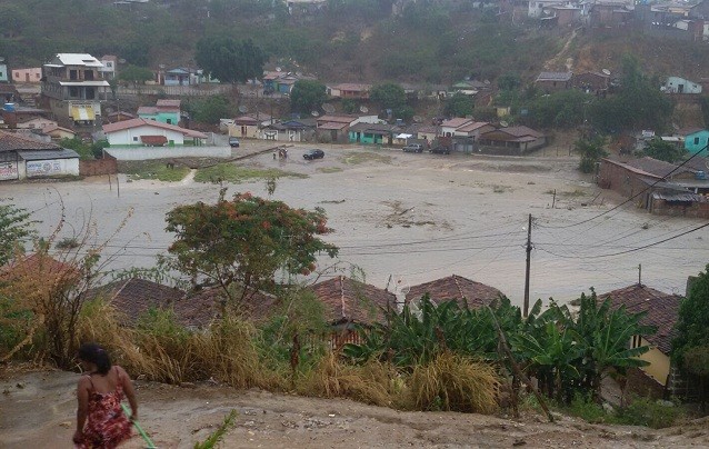 Chuva deixa bairro Lagoa completamente alagado. 