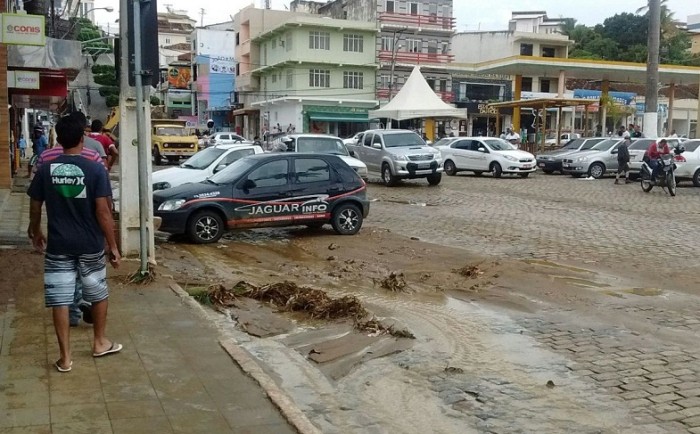 Sujeira na Praça JJ - Seabra após forte chuva na cidade