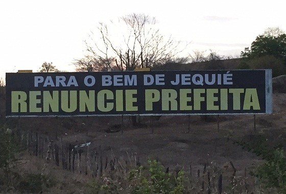 Em outdoor, oposição pede renúncia de Tânia
