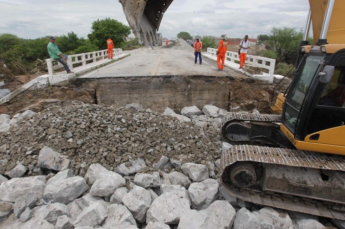 Ponte está sendo reconstruída na 324. Foto: Alberto Coutinho