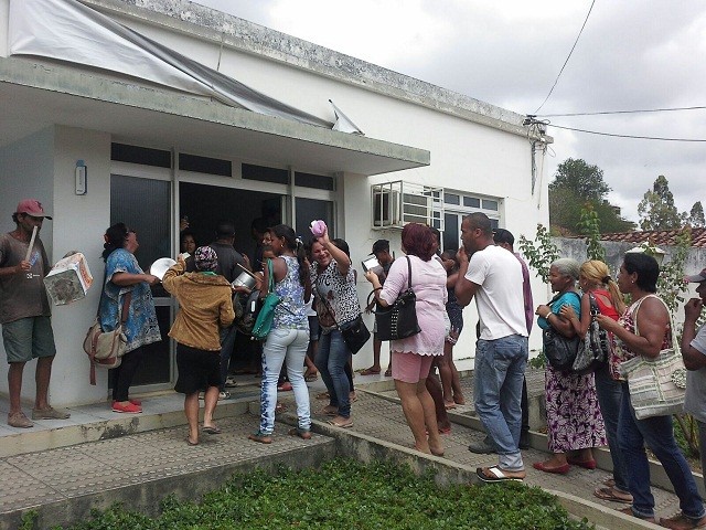Moradores vão à Embasa em protesto. Foto: Dalmir Costa / Leitor do BMF