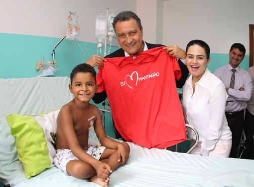 Rui visita o paciente, Gustavo Medeiros. Foto: Manu Dias/Secom