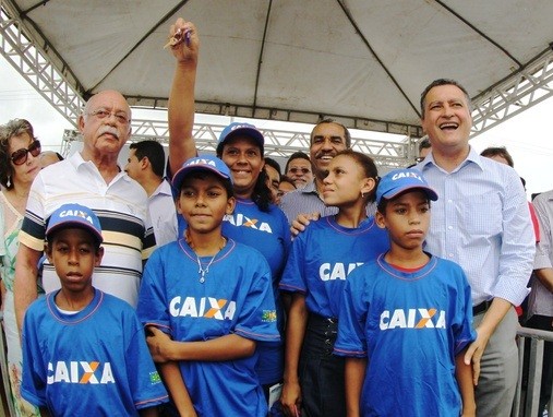 Rui ao lado de crianças em inauguração. Foto: Manu Dias/Secom