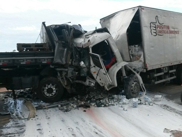 Dois caminhões e um carro colidiram. Foto: Teixeira News