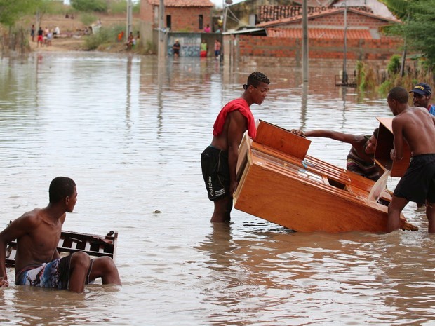 Moradores tiram móveis de casa. Foto: Prefeitura de Riachão do Jacuípe