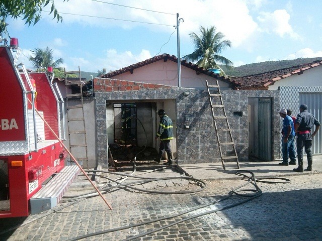 Casa teve parte interna destruída. Foto: Uberlan Costa/93FM