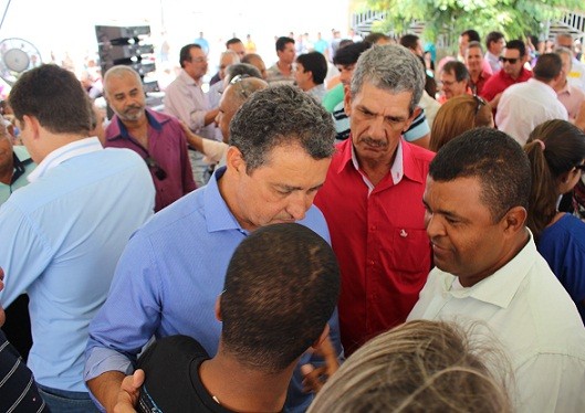 Vice-prefeito Dé entrega ofício ao governador Rui